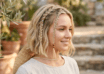 Jeune femme blonde avec une coupe au carré courte et des mini tresses de devant