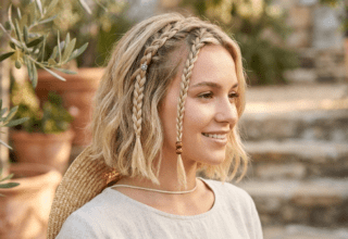 Jeune femme blonde avec une coupe au carré courte et des mini tresses de devant